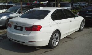 BMW 320i 2022 — Miniatura 3