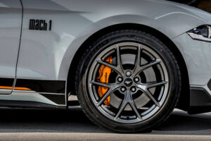 Ford Mustang - foto 1